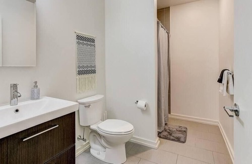 Northern Liberties Apartment | Frontdesk | Spacious 2BR Northern Liberties Apt