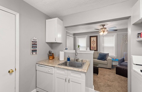 Detroit - Shoreway Apartment | Gordon`s Squares Cozy Corner