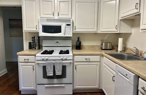 University District Apartment | Green Door.:Renovated Cozy Cottage Centrally Located