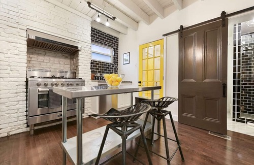 Central Northside House | ★ HostWise Stays ★ King Bed Carriage House in Mexican War Streets
