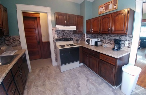 Erie Apartment | Huge Apartment in Beautiful Brick House ★ Near All