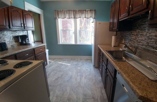 Erie Apartment | Huge Apartment in Beautiful Brick House ★ Near All