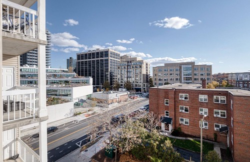 Rosslyn Apartment | Ideal Rosslyn 1BR w/ W/D, Gym & Pool, 10 min walk to Metro, by Blueground