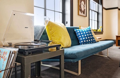 East Liberty Apartment | Kasa | Cozy Studio Near Carnegie Mellon | The Maverick