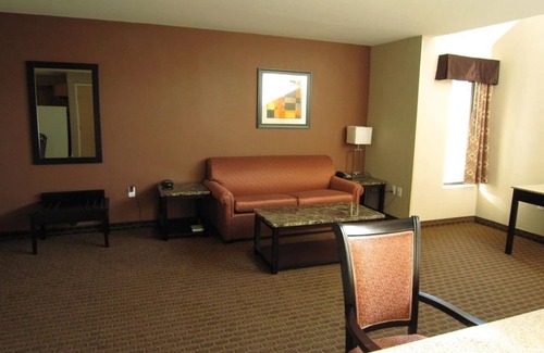 Monmouth Junction Hotel | King Bed Suite with Free Breakfast at Red Carpet Inn Monmouth