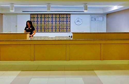 Moon Township Hotel | La Quinta Inn by Wyndham Pittsburgh Airport