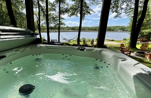 Pocono Lake House | Lakefront 🛶 Spa ♨️ Firepit 🔥 Boating 🚣‍♂️ Game Rm 🎮 Fishing 🎣 Sunsets 🌅