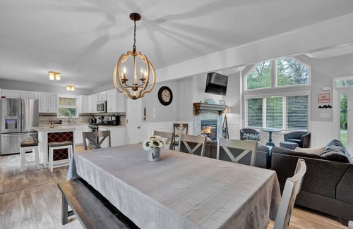 Henryville House | Lakefront Stay w/Sauna, Games & Jacuzzi
