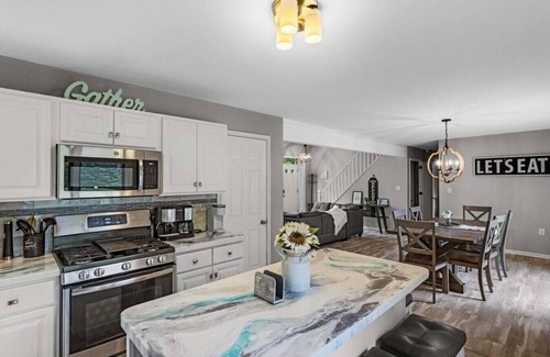 Henryville House | Lakefront Stay w/Sauna, Games & Jacuzzi