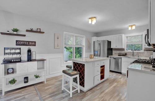 Henryville House | Lakefront Stay w/Sauna, Games & Jacuzzi