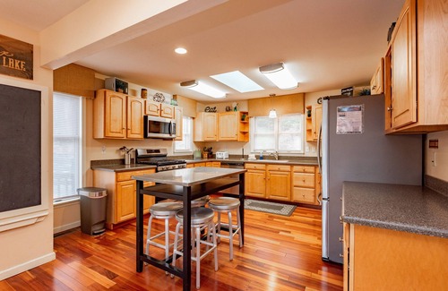 McHenry House | Lakeside Luxury Minutes from the Slopes w/Hot Tub