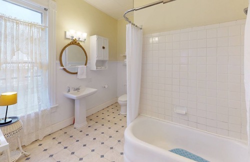 Nelsonville Bed & Breakfast | Lane Room in Historic Primrose Bed & Breakfast in downtown Nelsonville!