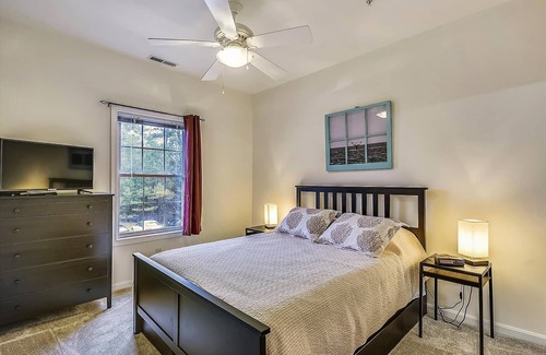 Rehoboth Beach Condo | LINENS INCLUDED*! 3/N MINI-STAYS! CONVENIENT, COMMUNITY POOL/WIFI Internet Included! SHORT DRIVE TO BEACH