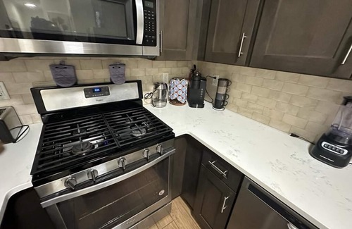 Elizabeth Apartment | Luxury 3 bedroom home 3 minutes to EWR