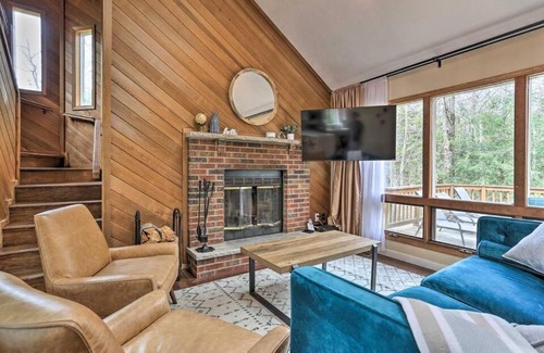 Tobyhanna House | Luxury home with Modern Finishes - Game room & Hot Tub - Pocono Mountains home