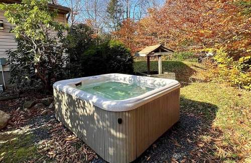 Tobyhanna House | Luxury home with Modern Finishes - Game room & Hot Tub - Pocono Mountains home