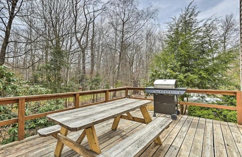Tobyhanna House | Luxury home with Modern Finishes - Game room & Hot Tub - Pocono Mountains home