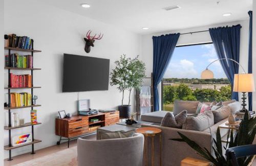 North Capitol House | Luxury Riverview Walk to Broadway with Garage and Patio
