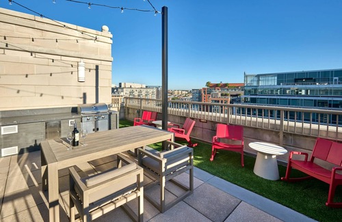 Chinatown Apartment | Modern getaway in City Center 1 bedroom