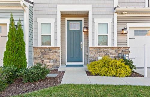 Millville House | Modern Townhouse with Pool Gym & Tennis Near Beach