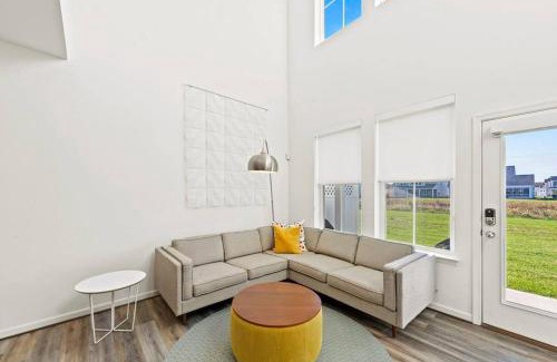 Millville House | Modern Townhouse with Pool Gym & Tennis Near Beach