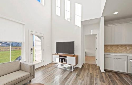 Millville House | Modern Townhouse with Pool Gym & Tennis Near Beach
