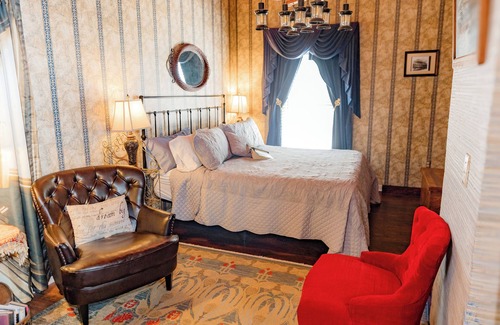 Versailles Bed & Breakfast | Montgomery Inn BnB