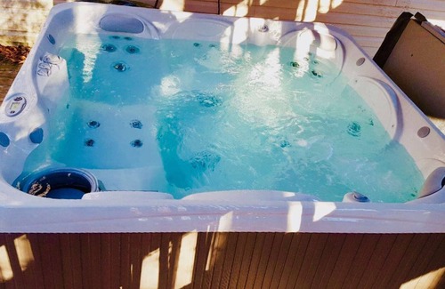 Pocono Lake Apartment | ⛱️⛷️⛰️Mt. Maplewood Chalet❤️2BR★HotTub★Poconos★Fireplace★Ski★Dogs+
