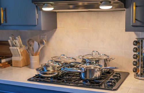 The Heights House | New! 3Bedroom GEM Just 15 minutes to NYC with Fast WiFi, AC, Prime Location