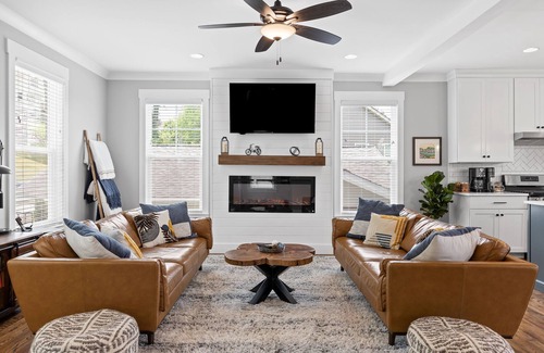 North Chattanooga House | NorthShoreBlue-5mins to DT, Mtn Views, Entertainment Room, Sleeps 12