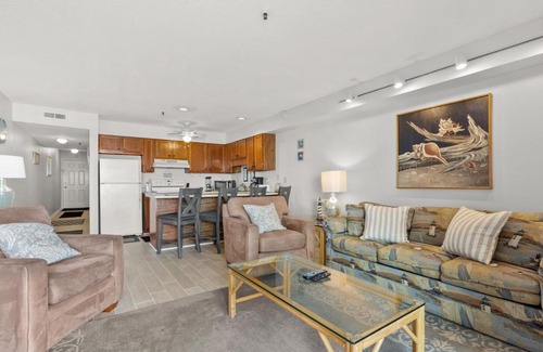 Crescent Beach House | Ocean Inn 203