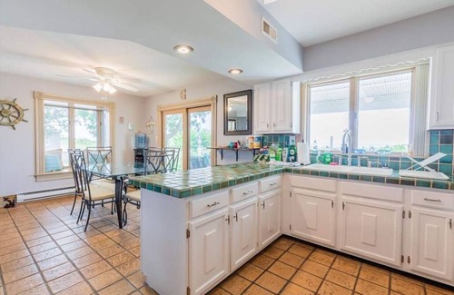 Villas House | On Beach, Sunsets, Bikes+Kayaks, Pet Friendly, Firepit, Serenity.