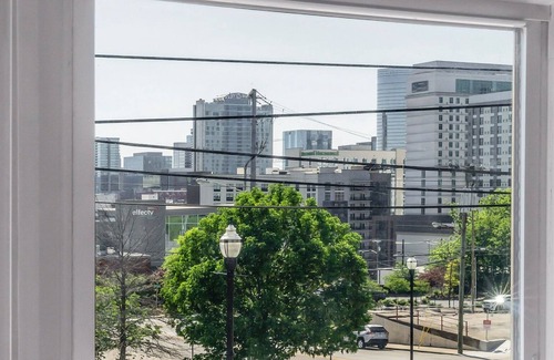 Rutledge Hill Condo | Park Free! Walk 2 Honkytonks! Balcony!