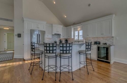 Avalon House | Perfect for a large family. 2 blocks to the beach. One block to shopping.