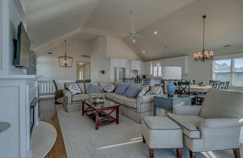 Avalon House | Perfect for a large family. 2 blocks to the beach. One block to shopping.