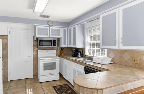 Youngstown House | Private Fenced Yard King Bed Grill Fireplace