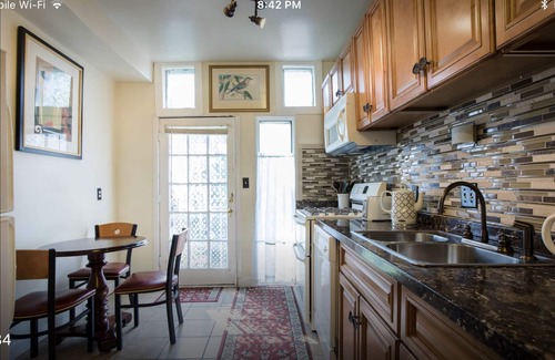 Near Northeast House | PROMO 10% WEEKLY AND 28% MONTHLY DISCOUNTnNewly renovated Capitol Hill Home