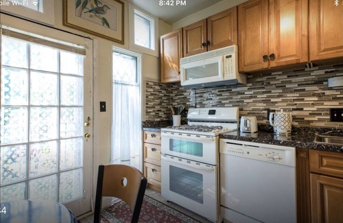 Near Northeast House | PROMO 10% WEEKLY AND 28% MONTHLY DISCOUNTnNewly renovated Capitol Hill Home