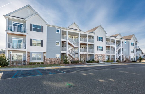 Rehoboth Beach Condo | Rehoboth Beach 3BR Condo w/Elevator Pool/Tennis/Gym/Parking