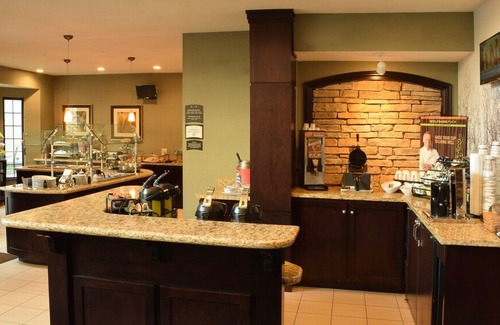 Beckett Ridge Apartment | Renovated Studio | Free Daily Breakfast, Fitness Center, Indoor Pool