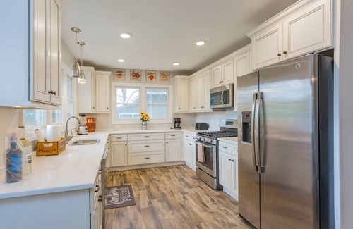 Greenwood House | Restaurants, coffee shops, breweries walking distance. 6 minute drive downtown.