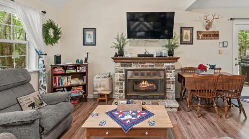 Briar Crest Woods House | Ridge Retreat by AvantStay Game Room Covered Porch Fire Pit