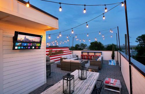 Nashville House | Rooftop Deck & Shuffleboard BBQ Near Downtown