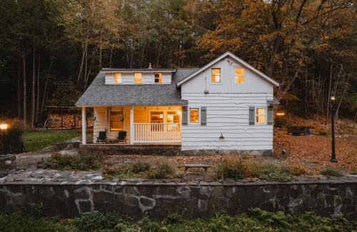 Cuddebackville Cabin | Sauna & Hot Tub Creekfront Oasis · Hikers Hollow