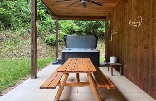 South Bloomingville House | Secluded, Luxuriously Remodeled, Gaming, Hot Tub!
