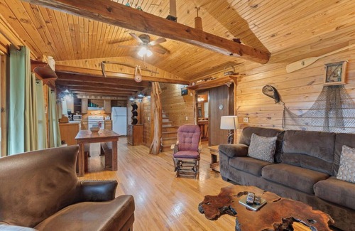 Eureka Springs House | Sleeps 6, Hot Tub, River Views