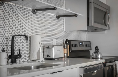 Rutledge Hill Apartment | SoBro Guest House by Black Swan - ADA Flat (4)