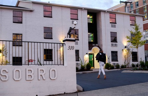Rutledge Hill Apartment | SoBro Guest House by Black Swan - ADA Flat (4)