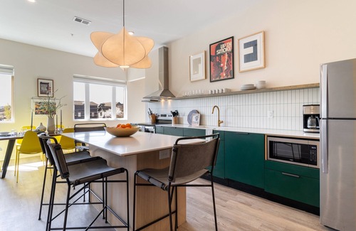 Buena Vista Apartment | Spacious 4BR | 2 Living Rooms + Putting Green & Balcony | Downtown | Vinyl House