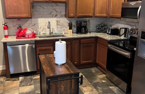 Downtown Columbus House | Spacious 5-bedroom house with AC and WiFi in welcoming Columbus